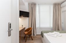 Alquiler por habitaciones en Madrid - Queen's Bernabeu IX