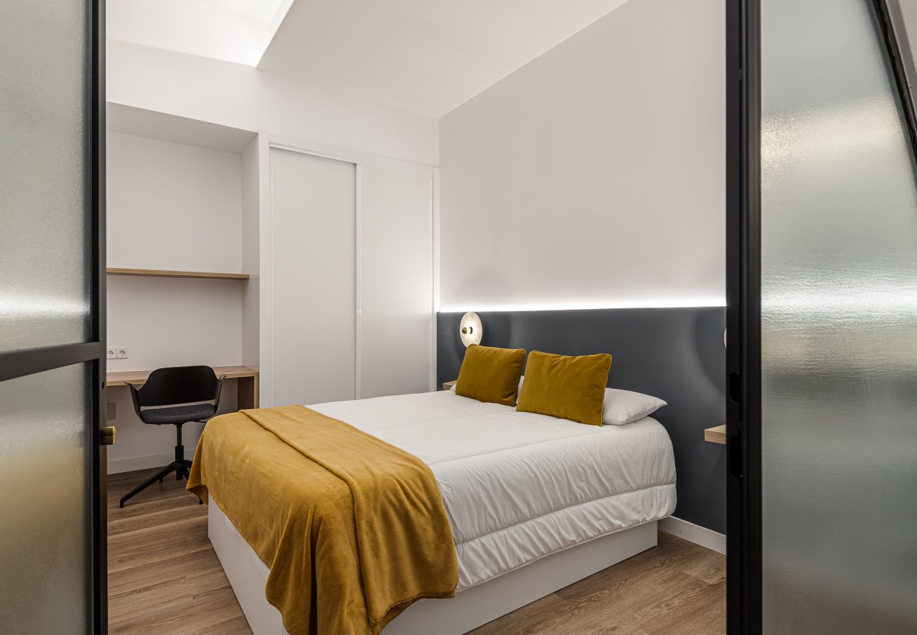 Rent by room in Madrid - Queens Olavide III