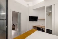 Rent by room in Madrid - Queens Olavide IV