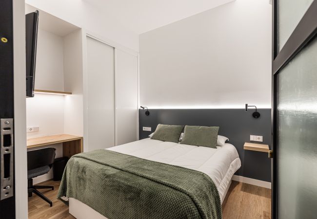 Rent by room in Madrid - Queens Olavide VII