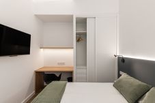 Rent by room in Madrid - Queens Olavide VII