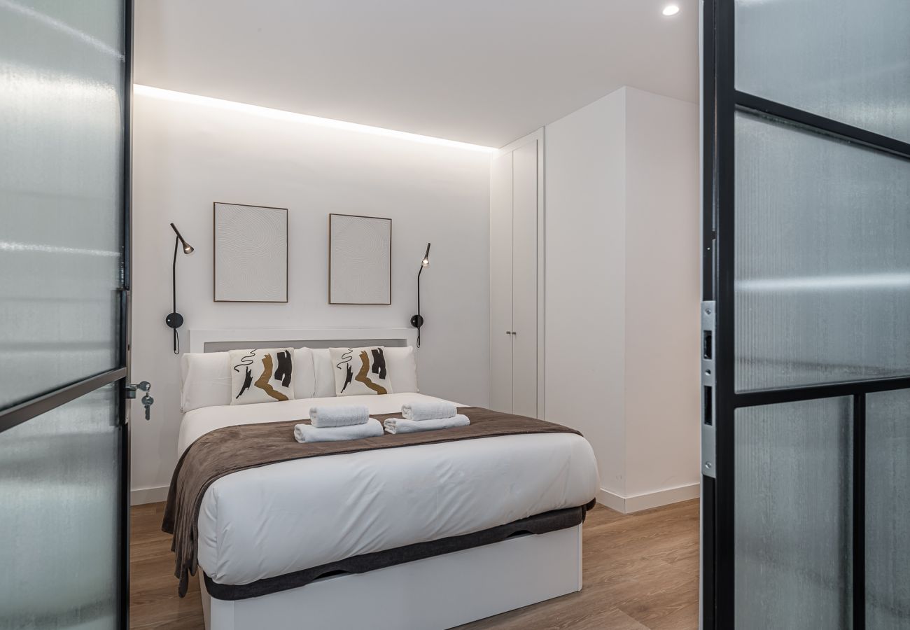 Rent by room in Madrid - Queen's Plaza España II