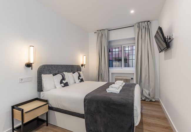 Rent by room in Madrid - Queen's Plaza España VI