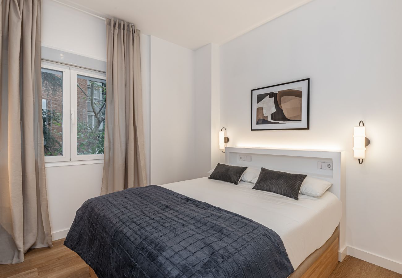 Rent by room in Madrid - Queen's Bernabeu III