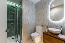 Rent by room in Madrid - Queen's Bernabeu IV