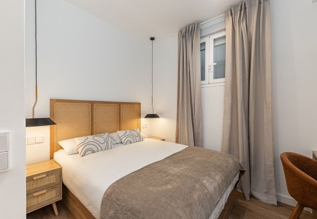 Rent by room in Madrid - Queen's Bernabeu VI