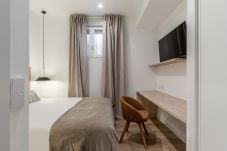 Rent by room in Madrid - Queen's Bernabeu VI