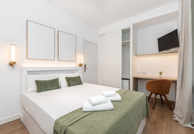 Rent by room in Madrid - Queen's Bernabeu VIII